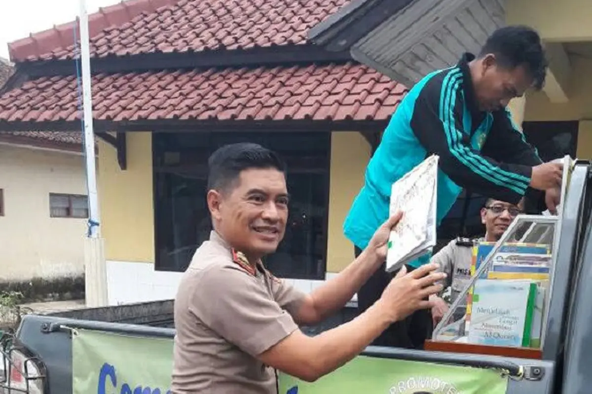 Perpustakaan Keliling di Mobil Polisi