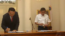 Kerjasama tersebut ditandatangani Wakil Gubernur DKI Basuki Tjahaja Purnama (Ahok) dan Direktur Utama PT KAI Ignasius Jonan di Balai Kota DKI Jakarta, (1/10/14). (Liputan6.com/Herman Zakharia)