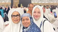 Khimar tersebut dipadukan dengan abaya putihnya. Wajahnya tampak natural tanpa makeup namun tetap glowing. Terlihat, ia pun menjalani umrah kali ini tanpa didampingi suaminya. [@enzystoria]