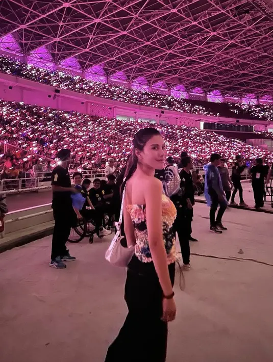 Syahnaz Sadiqah hadir dengan atas off shoulder dipadukan celana hitam. Rambuatnya pun diikat ke belakang. (@syahnazs)