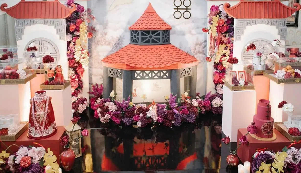 Dalam video singkat juga memperlihatkan beberapa barang bawaan dari calon suami Tina Toon. Semua tertata rapi dalam sebuah kotak yang disusun rapi. [Instagram/tinatoon101]