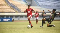 Penyerang sayap Bali United U-18 Rahmat Arjuna Reski saat berduel dengan pemain Barito Putera U-18 di EPA Liga 1 2021 U-18. (Dok Bali United)