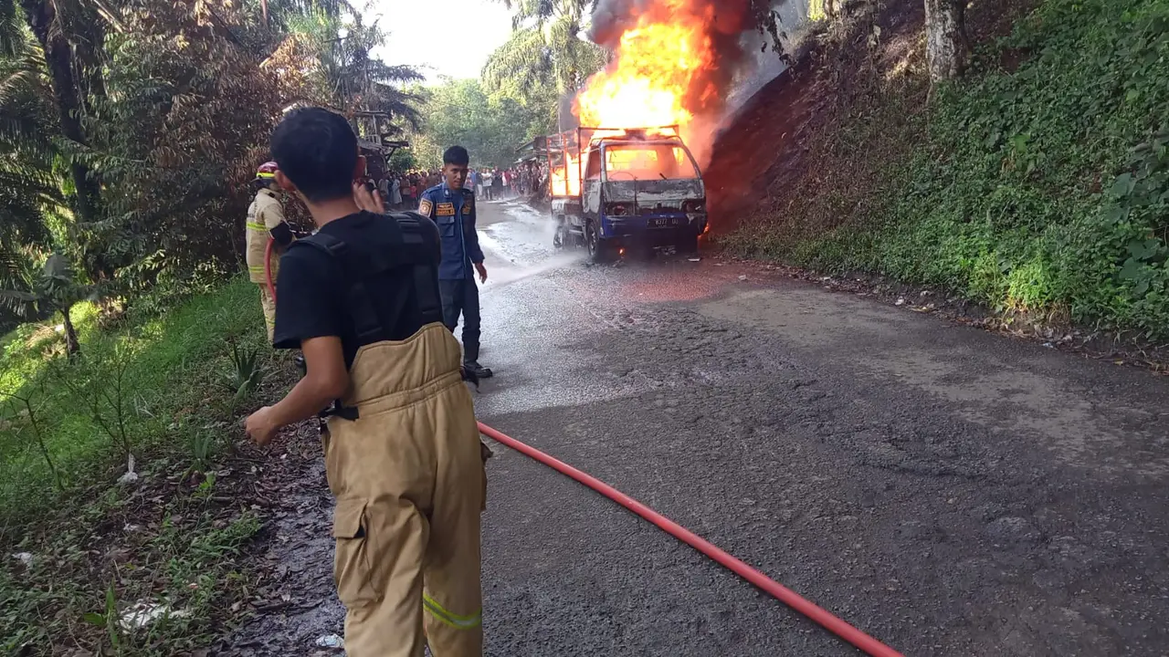 Damkar Sukabumi saat padamkan api yang membakar mobil bermuatan BBM di Kampung Pajagan, Kecamatan Kalapanunggal, Kabupaten Sukabumi. (Liputan6.com/Istimewa).