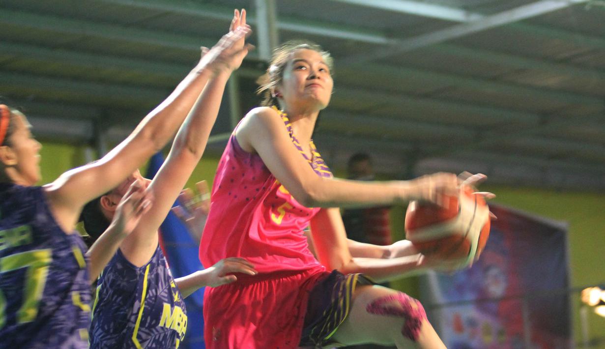 Pebasket Surabaya Fever, Ivonne Sinatra, melakukan lay-up saat melawan Merpati Bali pada laga Srikandi Cup 2017 di GOR Flying Wheel, Makassar, Sabtu (2/12/2017). Surabaya Fever juara setelah mengalahkan Merpati Bali 67-48. (Bola.com/Andhika Putra)