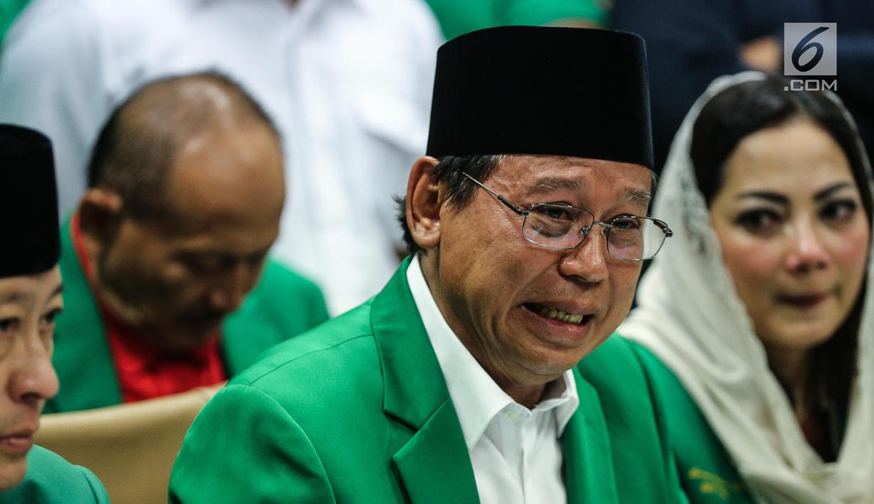 Ketum PPP Djan Faridz menangis saat memberikan penjelasan dalam konferensi pers di DPP PPP, Jakarta, Kamis (20/7). Djan meminta seluruh kader dan simpatisan PPP di seluruh Indonesia untuk bersabar menunggu keputusan hukum. (Liputan6.com/Faizal Fanani)