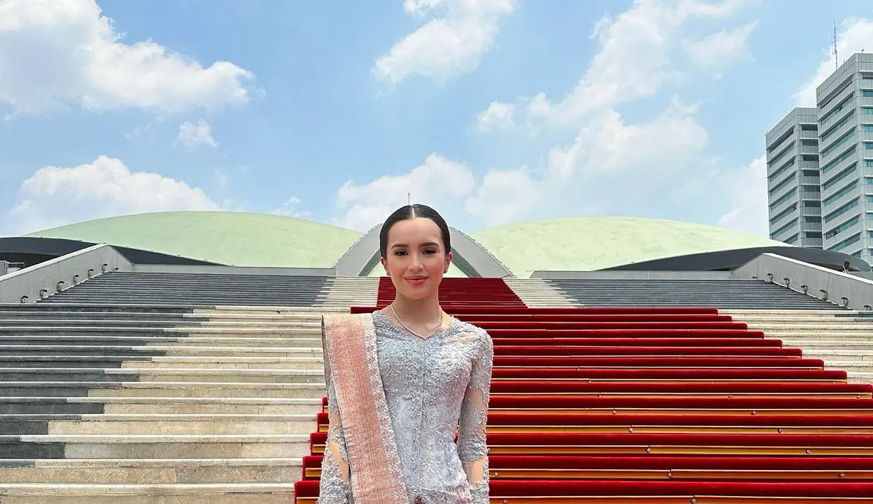 <p>Gaya Beby Tsabina Dampingi Suami Pelantikan DPR RI. (Sumber: Instagram/bebytsabina)</p>