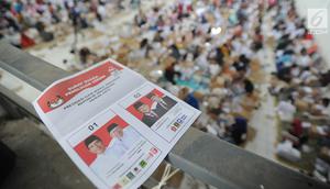 Surat suara untuk Pilpres 2019 yang akan dilipat di Gudang KPU, Cibinong, Bogor, Kamis (7/3). Libur Nyepi, dimanfaatkan 650 pekerja menyelesaikan tenggat waktu penyortiran dan pelipatan 17 juta surat suara Pemilu 2019. (merdeka.com/Arie Basuki)