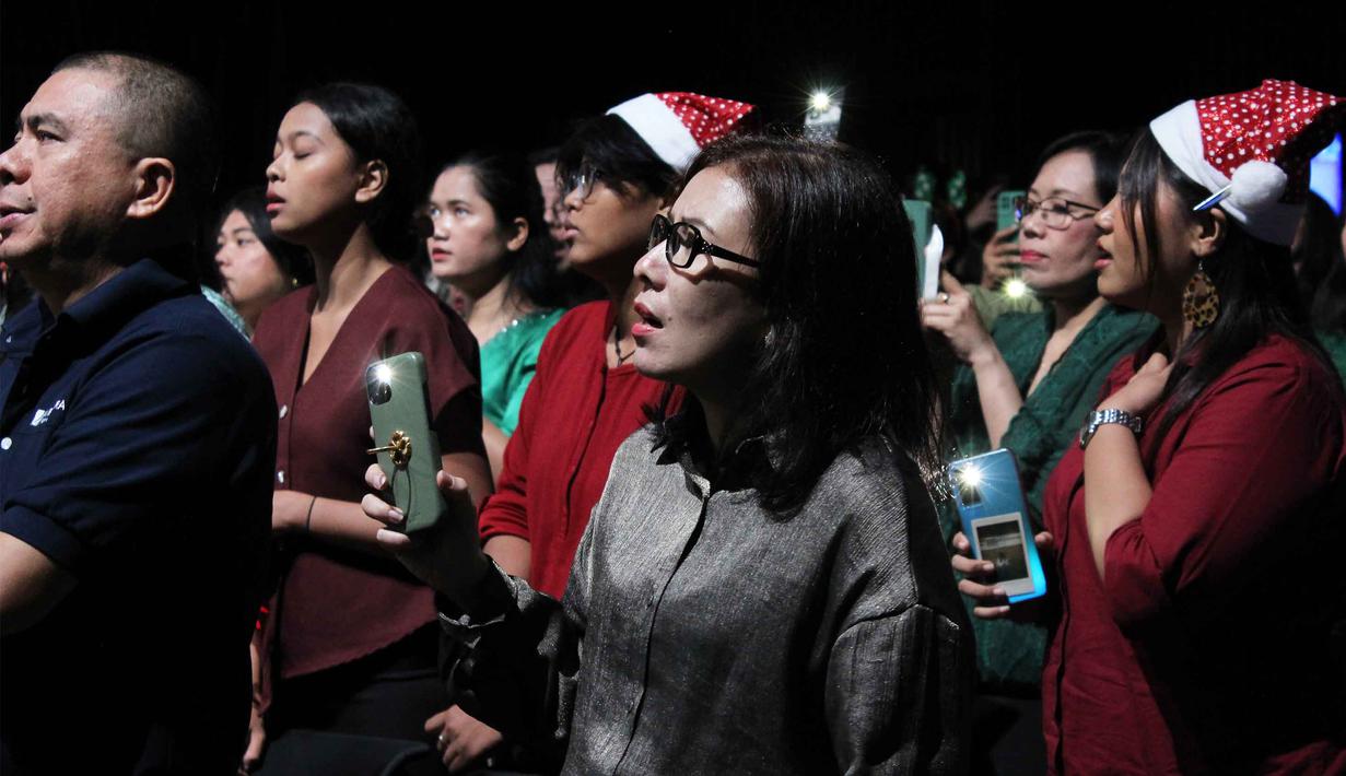 Perayaan Natal Emtek Group 2025 ditutup dengan sesi pujian dan penyembahan bersama yang dimeriahkan penampilan paduan suara, menambah kekhidmatan suasana perayaan. Tampak dalam foto, jajaran manajemen dan karyawan larut dalam suasana khidmat saat mengikuti doa bersama dan perayaan Natal 2025 Emtek Group di Studio News lantai 8, SCTV Tower, Senayan City, Jakarta, Jumat (19/12/2025) sore. (merdeka.com/magang/Rendi Saputra)