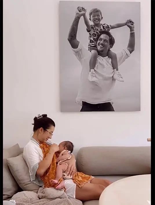 "My Morning as a Mom of 4 ❤️ What does your morning look like ?? #adaywithMamaJen #MorningRoutine," tulis jenniferbachdim sebagai caption video singkatnya. [Instagram/jenniferbachdim]