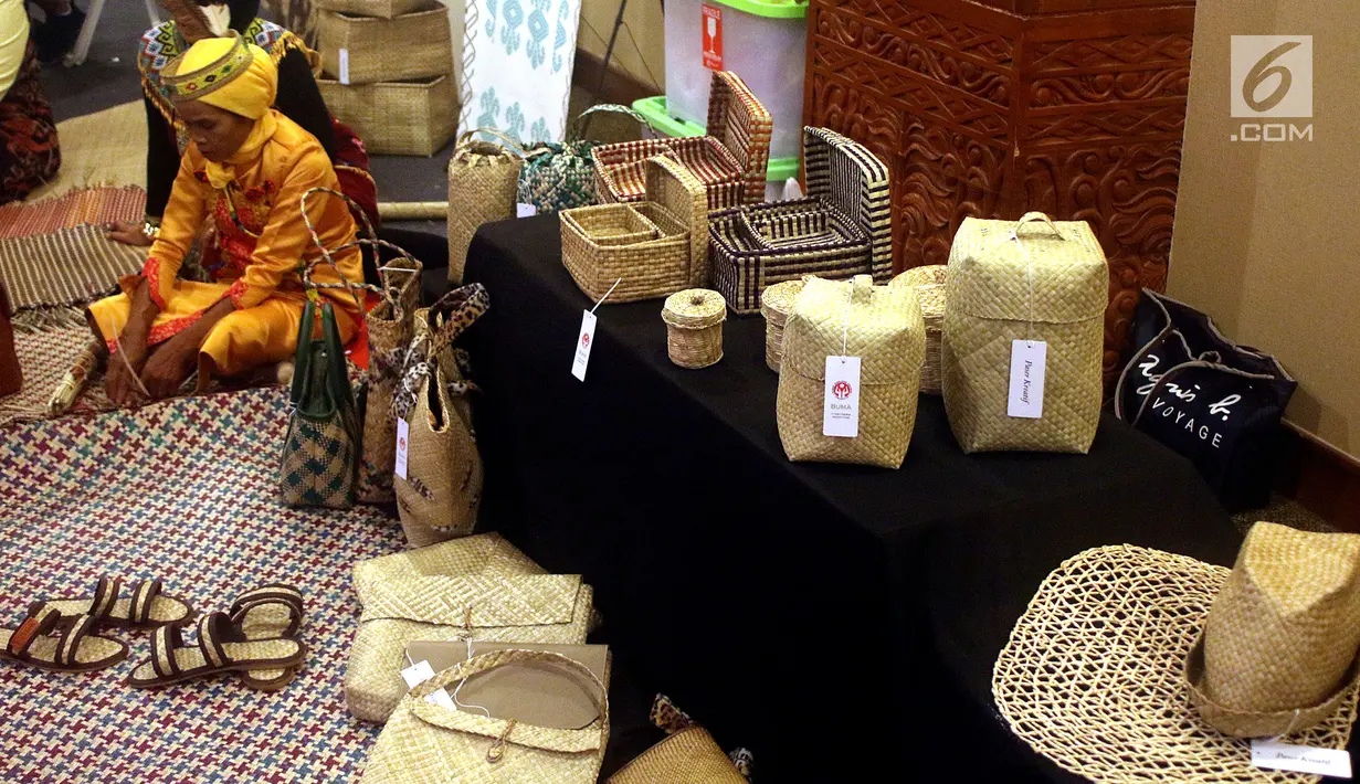 Peserta menunggu stan pameran kerajinan nusantara bertajuk Kriya Nusa 2018 di JCC Jakarta, Rabu (26/9). Pameran yang diikuti lebih dari 300 stan kerajinan memamerkan berbagai kerajinan dan aneka makanan dari penjuru nusantara. (Liputan6.com/Angga Yuniar)