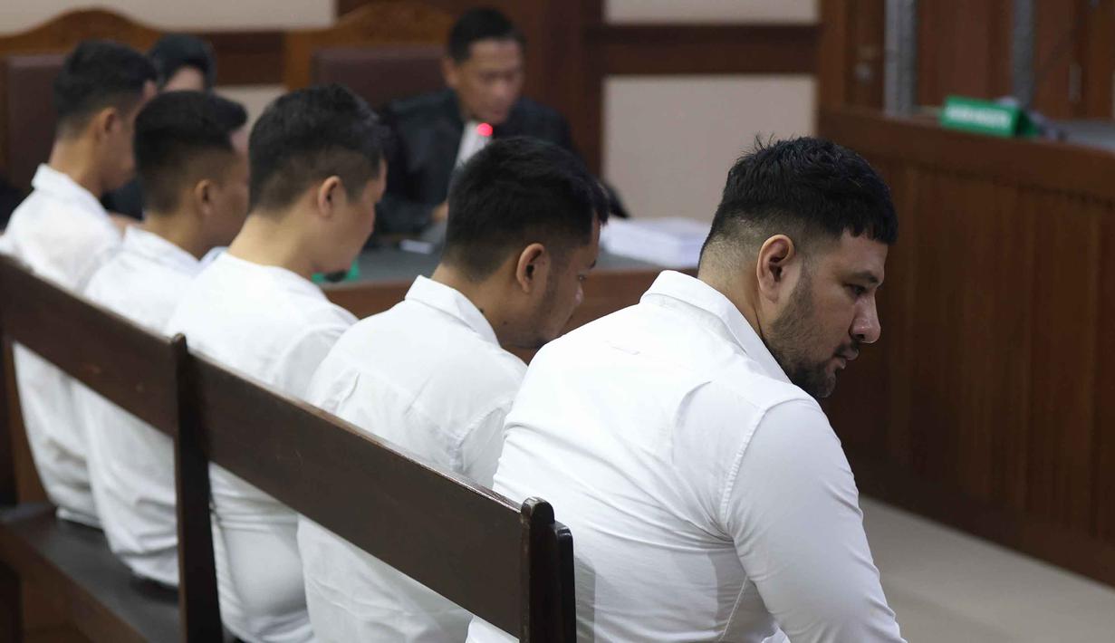 Sidang beragenda mendengar pembacaan tuntutan dari Jaksa Penuntut Umum (JPU). Tampak dalam foto, pesohor, Muhammad Ammar Akbar alias Ammar Zoni (kanan), saat mengikuti sidang lanjutan terkait kasus peredaran narkotika di lingkungan Rutan Salemba, Pengadilan Negeri Jakarta Pusat, Kamis (12/3/2026). (Kapanlagi.com/Budy Santoso)