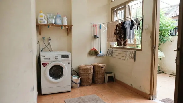 Inspirasi laundry kecil di rumah tanpa banyak renovasi sehingga jadi ruang cuci anti sempit di sudut belakang rumah
