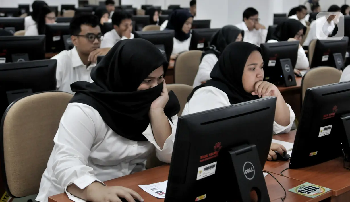 CPNS saat mengikuti SKD di Kantor BKN Pusat, Jakarta, Senin (27/1/2020). Tes SKD CPNS Tahun Anggaran 2019 diselenggarakan mulai 27 Januari hingga 28 Februari 2020 dengan jumlah peserta memenuhi syarat (MS) untuk mengikuti SKD sebanyak 3.364.868 orang. (merdeka.com/Iqbal S. Nugroho)