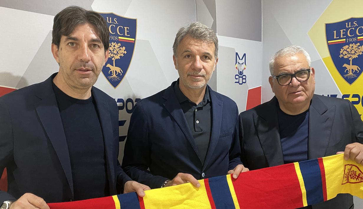 Berkat tangan dingin Marco Baroni (tengah) yang mulai menangani Lecce di awal musim 2021/2022, Lecce dibawanya kembali ke Serie A di musim debutnya. (twitter/OfficialUSLecce)
