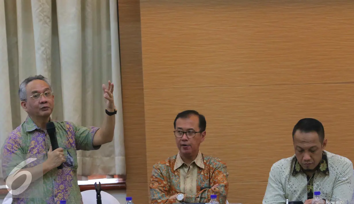 Direktur EMTEK Hendro Tjahyono (kiri) saat menjadi pembicara dalam penyusunan roadmap industrial di Jakarta, Kamis (6/10). Industri kreatif ‎diharapkan membawa ekonomi berkembang cepat dan menyerap tenaga kerja (Liputan6.com/Angga Yuniar) 