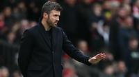 Pelatih interim Manchester United asal Inggris, Michael Carrick, memberi isyarat kepada para pemain selama pertandingan Liga Inggris antara Manchester United dan Fulham di Old Trafford di Manchester, barat laut Inggris, pada 1 Februari 2026. (Paul ELLIS/AFP)
