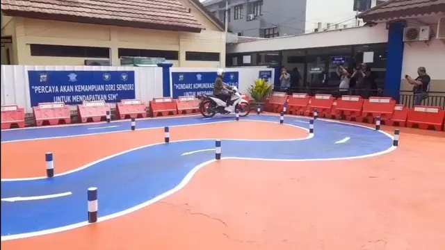 Desain lintasan ujian praktik SIM C yang baru berbentuk letter S di Polres Metro Bekasi Kota mendapat sambutan baik dari pemohon.