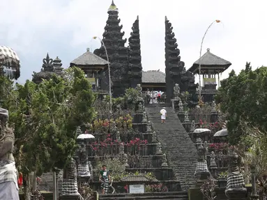 Suasana sepi di komplek Pura Besakih, Rendang, Bali, Minggu (3/12). Komplek Pura Besakih yang masuk dalam zona Kawasan Rawan Bencana (KRB) 3 terlihat sepi dari aktivitas ibadah serta wisatawan. (Liputan6.com/Immanuel Antonius)