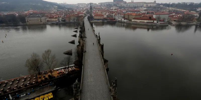 Potret Jembatan Charles di Praha Hampir Kosong Akibat COVID-19