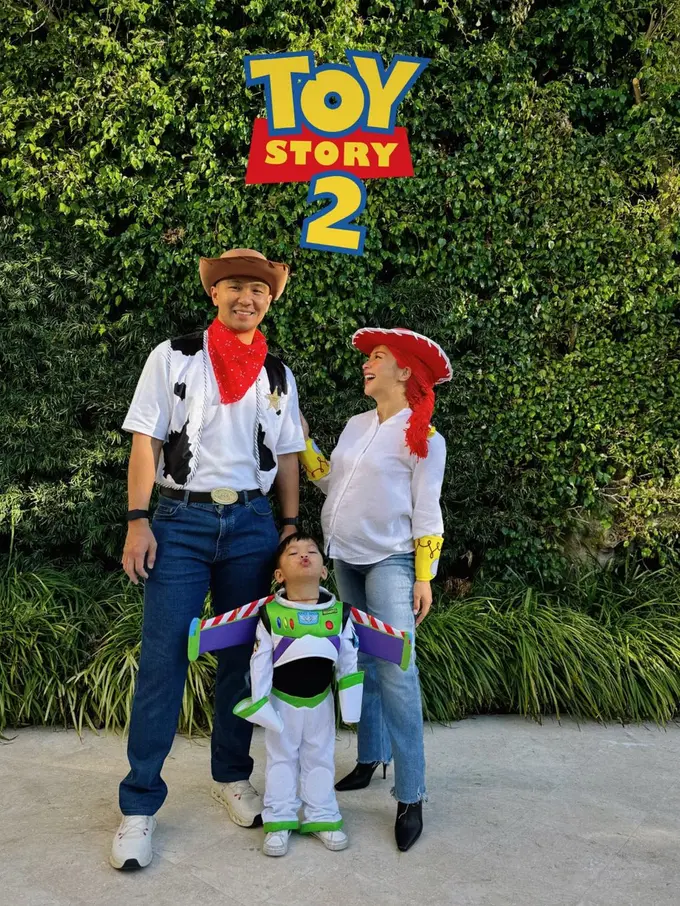 Gaya Kompak Keluarga Nikita Willy Cosplay Karakter Toy Story saat Rayakan Halloween 2024