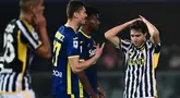 Reaksi penyerang Juventus Federico Chiesa (kanan) setelah gagal mencetak gol pada pertandingan sepak bola Serie A Italia melawan Hellas Verona di Stadion Marcantonio Bentegodi di Verona pada 17 Februari 2024. (MARCO BERTORELLO/AFP)