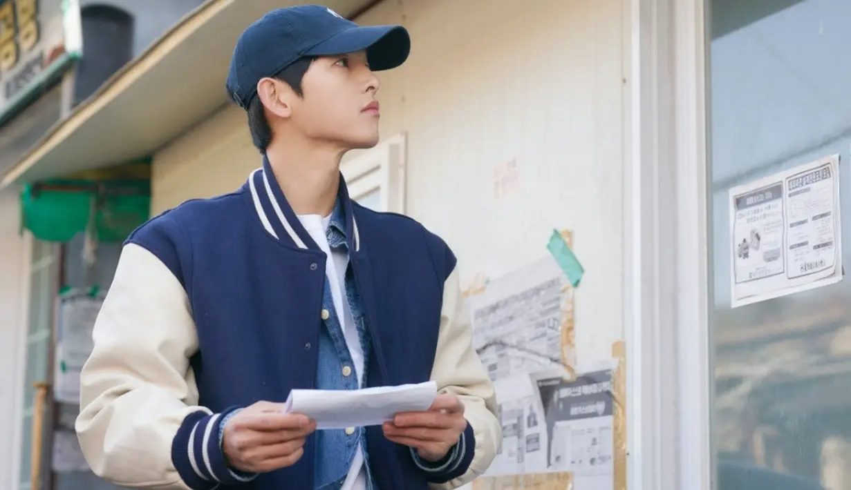 Dengan cara dia berpakaian santai, tidak ada yang akan curiga bahwa Jin Do Joon memiliki rencana balas dendam di benaknya. (Foto: Soompi)