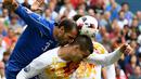 Pemain Spanyol, Alvaro Morata berduel dengan pemain Italia, Giorgio Chiellini pada babak 16 besar Piala Eropa 2016 di Stade de France, St. Denis, Prancis, Senin (27/6/2016). (EPA/Georgi Licovski)