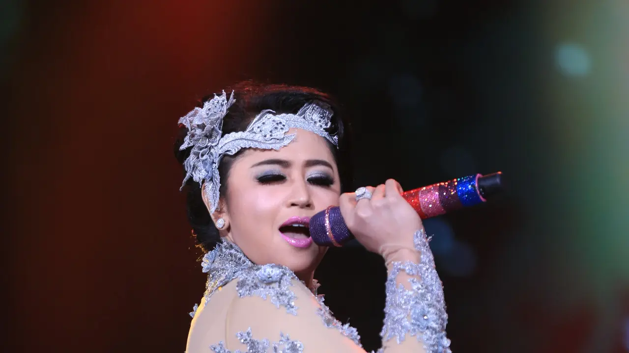 [Bintang] Dewi Perssik