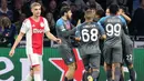 Para pemain Napoli merayakan gol penyeimbang 1-1 ke gawang Ajax Amsterdam dalam laga fase Grup A Liga Champions 2022/2023 di Johan Cruijff ArenA, Amsterdam (4/10/2022). Sempat tertinggal 0-1 dari Ajax Amsterdam hingga akhir babak pertama, Napoli mampu bangkit di babak kedua dengan mencetak 6 gol untuk membungkus kemenangan 6-1. (AFP/Francois Walschaerts)