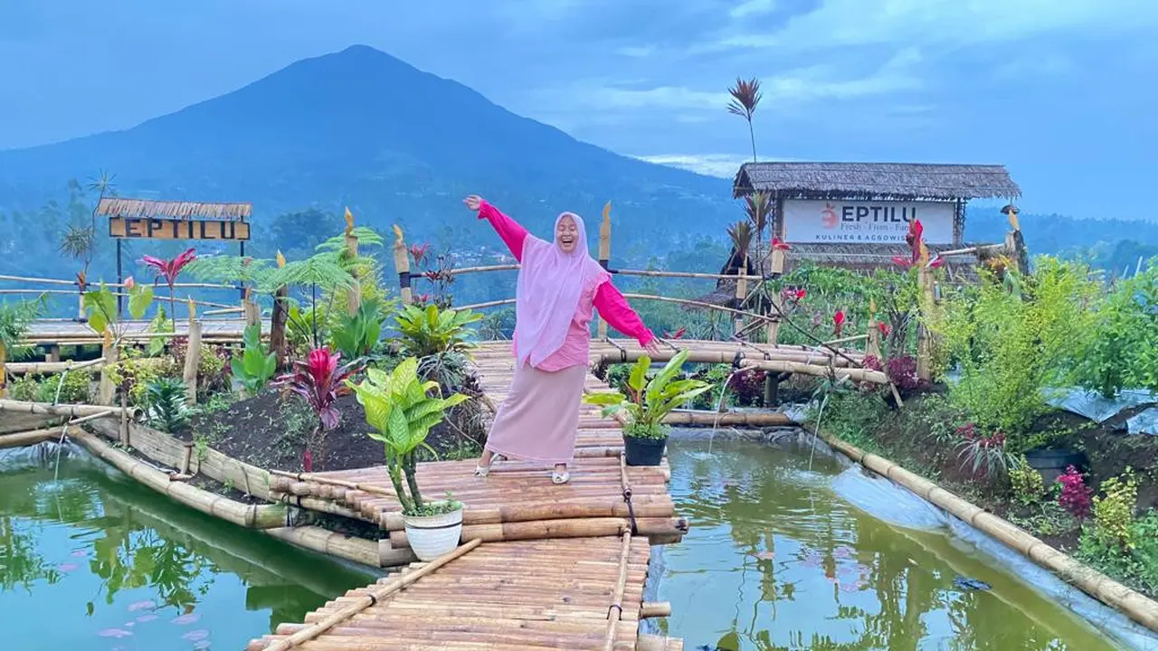 Berada dekat jalur pendakian gunung Cikuray yang memiliki ketinggian 2.821 meter di atas permukaan laut (mdpl), kilau agrowisata sekaligus edukasi Eptilu, Garut, Jawa Barat ini, memang memiliki pesona yang menjanjikan. (Liputan6.com/Jayadi Supriadin)