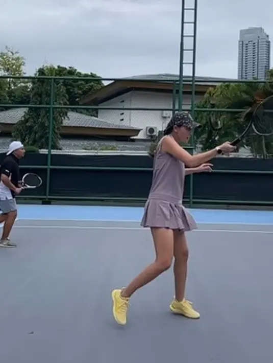 Luna Maya bermain tenis [Instagram/lunamaya]