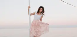 Balletcore membawa elemen khas busana balerina seperti ballet flats, wrap cardigan, pita, dan rok tulle ke dalam outfit yang lebih modern. (Foto/Dok: Magnific)