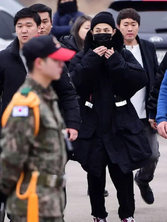 G-Dragon akan menjalani latihan dasar selama lima minggu, sebelum ia menjadi tentara aktif. Saat berangkat wajib militer, ia terlihat diantarkan beberapa staff dan penggemar setianya. (Foto: whatthekpop.com)