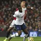 Gelandang Manchester United, Mason Greenwood berebut bola dengan pemain Tottenham Hotspur, Tanguy Ndombele pada pertandingan lanjutan Liga Inggris di Old Trafford, Rabu (4/12/2019). MU menang tipis atas Tottenham 2-1. (AP Photo/Rui Vieira)