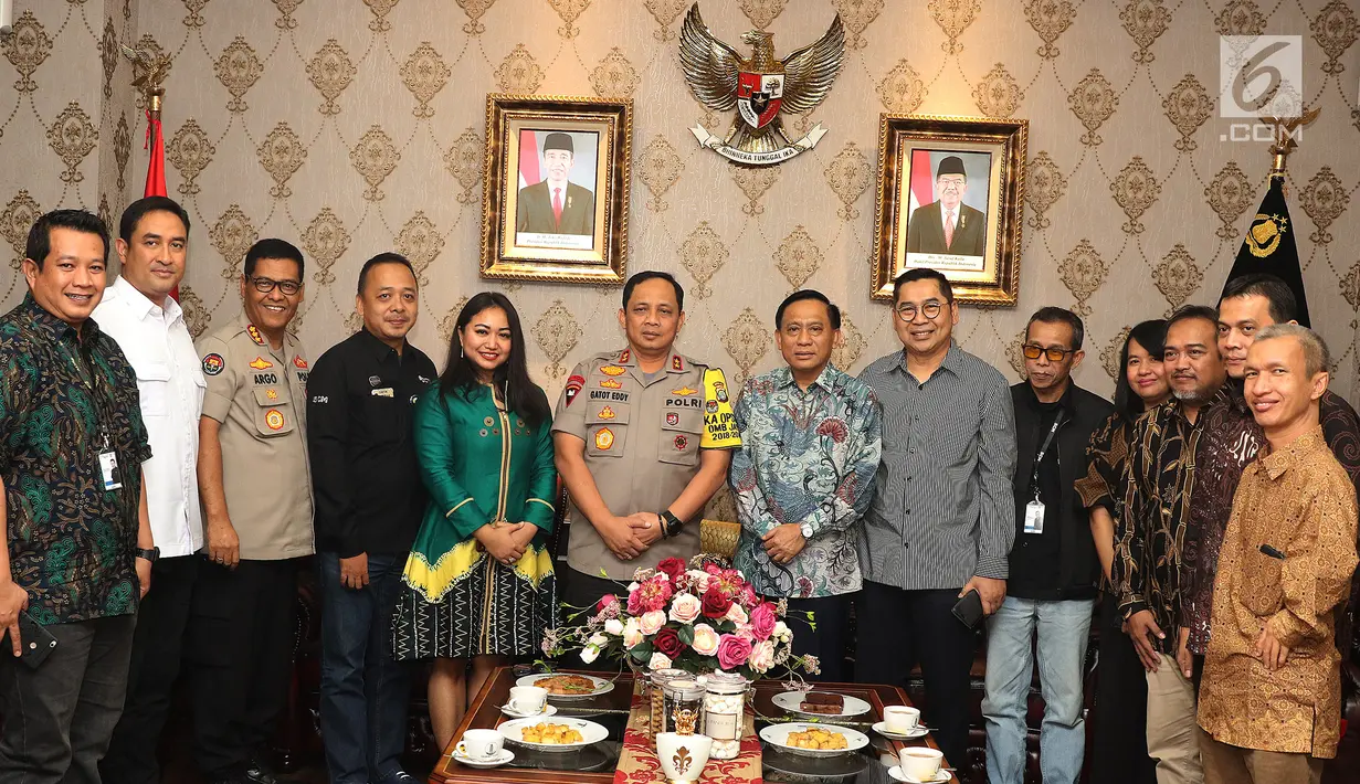 Manajemen Surya Citra Media (SCM) berfoto bersama dengan Kapolda Metro Jaya Irjen Gatot Eddy Pramono ditemani Kabid Humas Polda Metro Jaya Kombes Argo Yuwono saat menggelar silaturahmi di Gedung Promoter Polda Metro Jaya, Jakarta, Senin (15/7/2019). (Liputan6.com/Herman Zakharia)