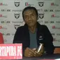 Pelatih Martapura FC Frans Sinatra (kanan). (Liputan6.com/Mohamad Fahrul)