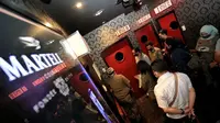 Petugas Satpol PP Kota Bandung menyegel tempat karaoke di Jalan Gatot Subroto, Selasa (14/4/2020). (Humas Kota Bandung)