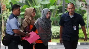 Dua tersangka penerima suap anggota DPRD Kota Malang Tri Yudiani (kedua kanan) dan Sulik Lestyowati (kedua kiri) tiba di gedung KPK, Jakarta, Senin (23/4). Tri dan Sulik diperiksa perdana pasca penahanan. (Merdeka.com/Dwi Narwoko)