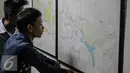 Warga negara Myanmar melihat peta di Bareskrim Mabes Polri, Jakarta, Rabu (5/8/2015). Sebanyak 45 warga negara Myanmar dievakuasi dari hotel fiducia yang diduga menjadi korban perdagangan orang di Ambon. (Liputan6.com/Faizal Fanani)