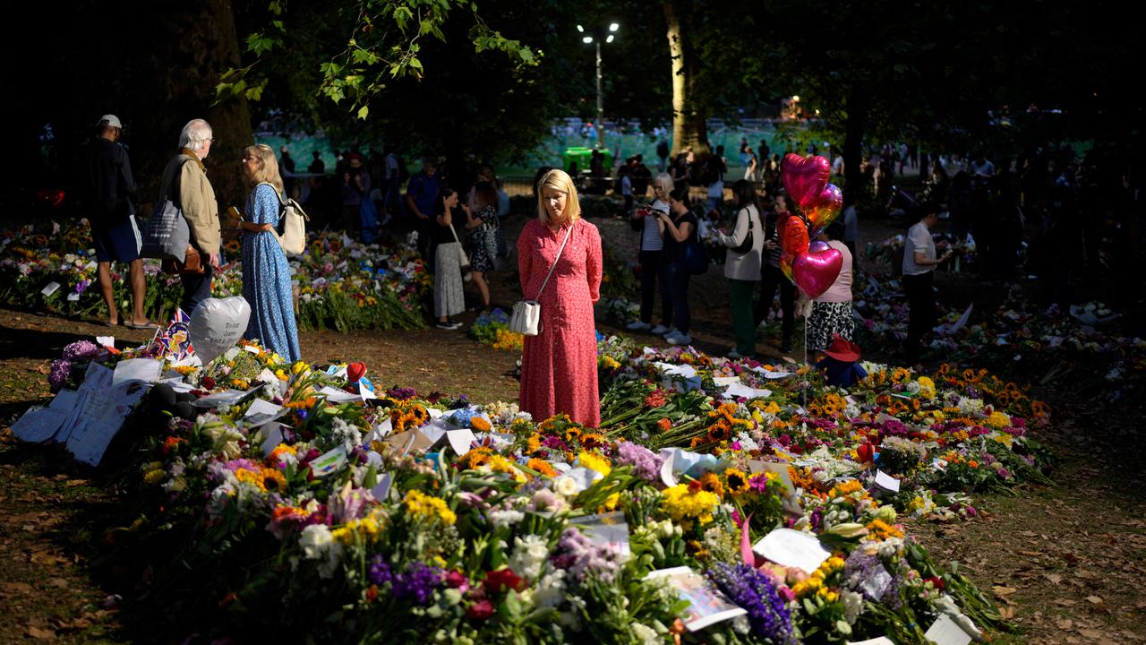 Deretan Karangan Bunga untuk Ratu Elizabeth II