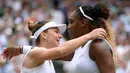 Petenis Simona Halep (kiri) memeluk Serena Williams usai mengalahkannya dalam pertandingan final tunggal putri Wimbledon 2019 di London, Inggris, Sabtu(13/7/2019). Petenis Rumania itu mengalahkan jagoan Amerika Serikat dua set langsung, 6-2 dan 6-2. (Laurence Griffiths/Pool Photo via AP)