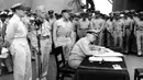 Panglima Armada Pasifik dan Wilayah Samudra Pasifik Laksamana Chester W. Nimitz menandatangani penyerahan Jepang di atas kapal perang USS Missouri, Teluk Tokyo, 2 September 1945. Tanggal 2 September 2020 menjadi peringatan 75 tahun penyerahan resmi Jepang kepada Amerika Serikat. (AP Photo, File)