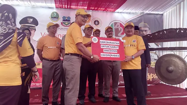 Kepala Badan Karantina Kementan Ali Jamil memberikan simbolis 2.000 vaksin rabies kepada Bupati Garut Rudy Gunawan