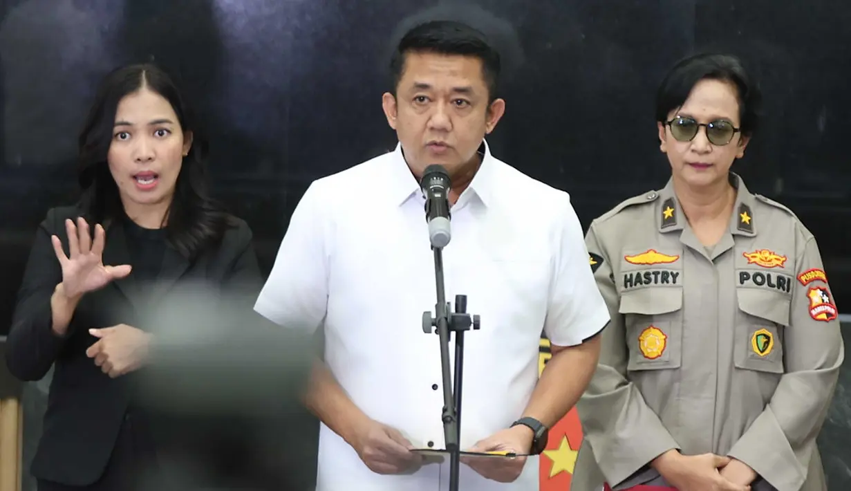 Kasubdit I Direktorat Tindak Pidana Siber (Dittipidsiber) Bareskrim Polri Kombes Rizki Agung Prakoso (tengah) memberi keterangan terkait hasil tes DNA mantan Gubernur Jawa Barat Ridwan Kamil (RK) dengan anak dari Lisa Mariana berinisial CA di Gedung Bareskrim Polri, Jakarta, Rabu (20/8/2025). (KapanLagi.com/Budy Santoso)