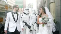Kecintaan pada film fenomenal Star Wars ditunjukkan oleh pasangan ini melalui konsep pernikahan mereka.