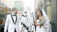 Pakai Kostum ala Star Wars, Pasangan Ini Ikat Janji Suci