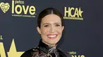Penyanyi Mandy Moore tersenyum saat berpose menghadiri The 2nd Annual HCA TV Awards: Broadcast & Cable di The Beverly Hilton di Beverly Hills, California (13/8/2002). Mandy Moore tampil cantik mengenakan busana hitam dengan motif kembang dengan sandal berwarna senada. (Kevin Winter/Getty Images/AFP)