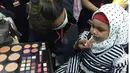 Cantiknya Amora mengenakan hijab saat sedang dirias. Banjir pujian dari para nitizen. (Instagram/@krisdayantilemos).