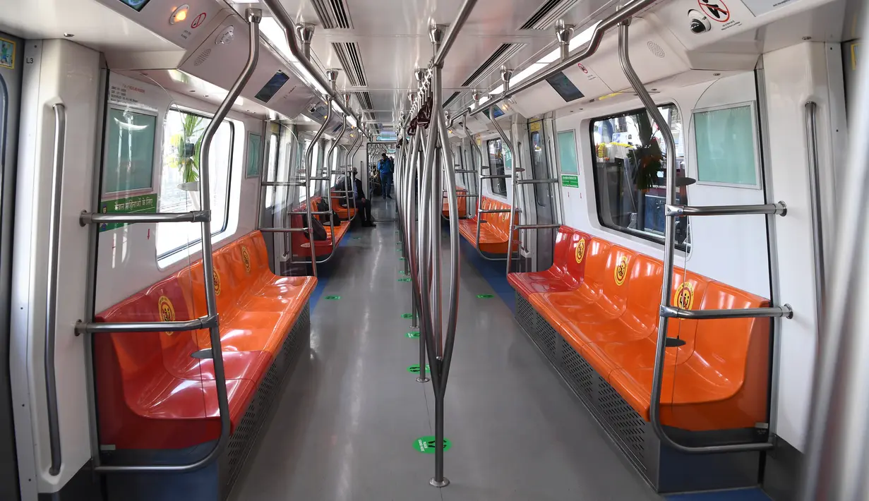Bagian dalam kereta metro tanpa pengemudi pertama di India digambarklipan selama pratinjau media untuk peresmiannya di New Delhi, Senin (28/12/2020). Adapun rute kereta metro tanpa pengemudi itu akan mencakup ibu kota negara dan penghubung dengan kota-kota terdekat. (Sajjad HUSSAIN/AFP)