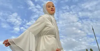 Beberapa waktu lalu, Dinda Hauw sempat terinfeksi virus Covid-19. Sempat mengkhawatirkan, mengingat ia tengah mengandung anak pertamanya dengan Rey Mbayang.  (Instagram/dindahw)